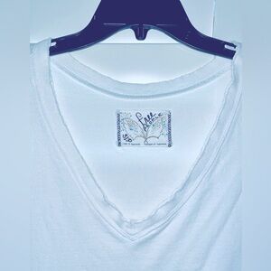 ⭐️ Free People- White V- neck Raglan Sleeve Tee Size Small